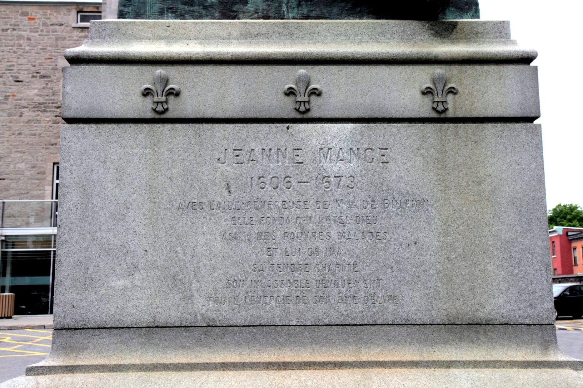Jeanne%20Mance%27s%20monument%2C%20Montreal%20-%2006.JPG